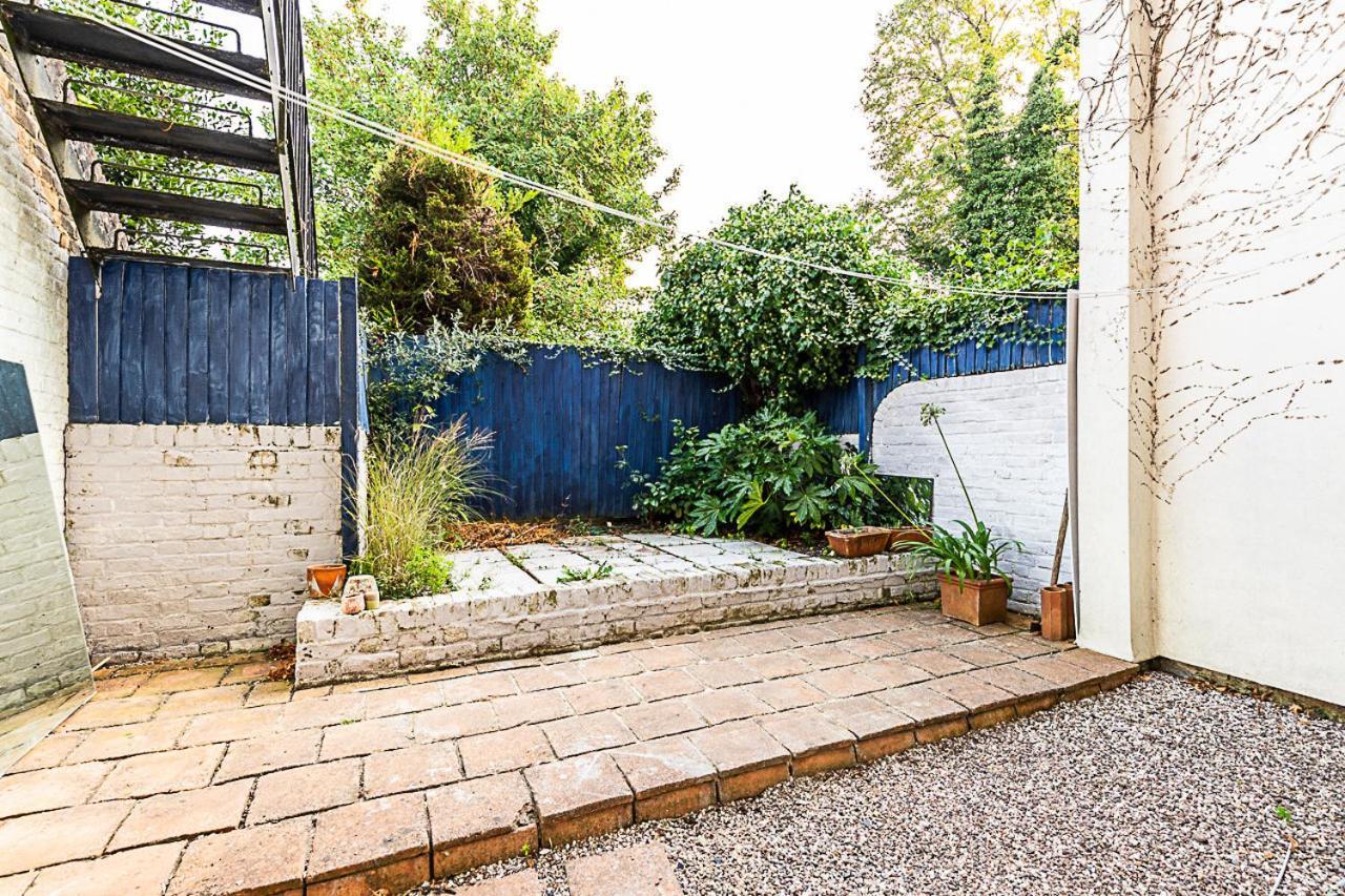 Retro Charm And Modern Comforts Londra